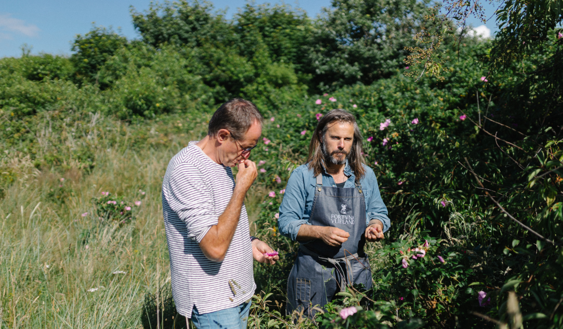 Brouwers Rob en Bojan ruiken en proeven