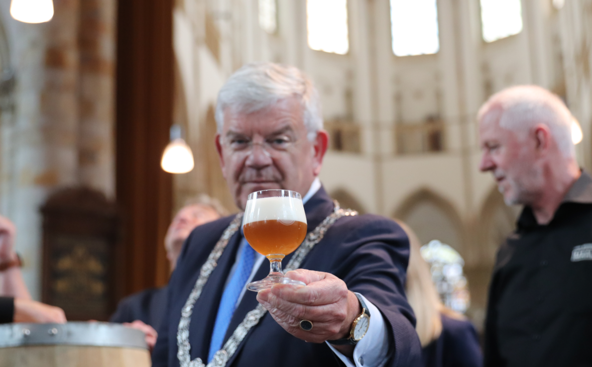 Burgemeester Jan van Zanen met Maallust De Weldoener bier