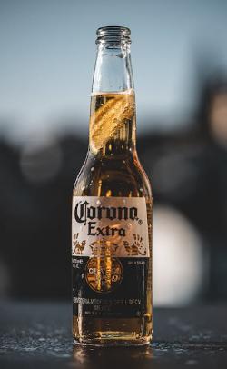 Corona bierflesje buiten 