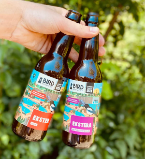 Ekster en ekstera bierflesjes in de hand