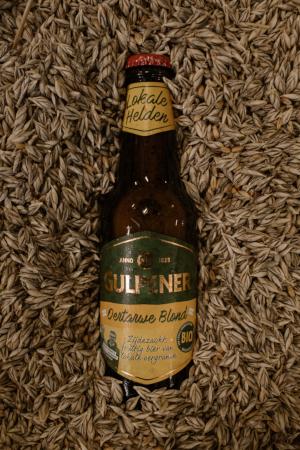 Flesje Gulpener Oertarwe Blond tussen de onvermoute tarwe