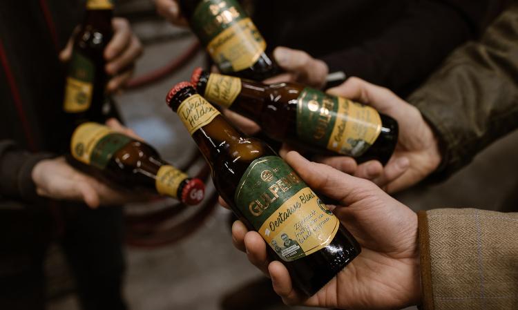 Flesjes Gulpener Oertarwe Blond in de hand