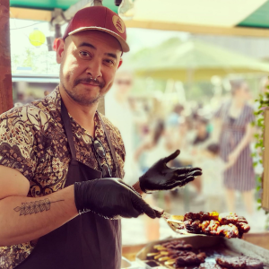 Man achter de grill tijdens Festivalk 2022