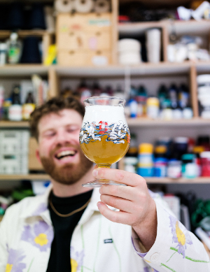 Duvel Collection 2022 bierglas vastgehouden door Franky Sticks