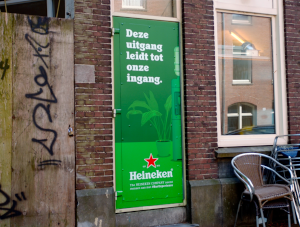 Heineken deur in de horeca met de tekst 