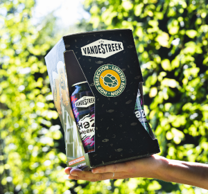 Hop Selection Pack van vandeStreek Bier vastgehouden in de tuin