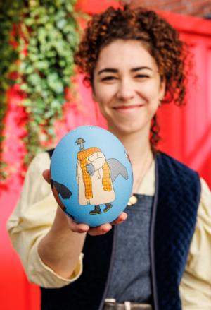 Jantien Derks met een door haar beschilderd struisvogelei