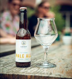 Liberty Pale Ale flesje en glas