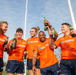 Vijf mannelijke Nederlandse rugbyers met Grolsch bier
