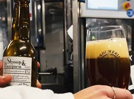 Stroop en Rozijnen bier ingeschonken in de brouwerij