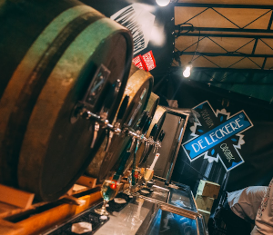 Taps tijdens een bierfestival van De Leckere