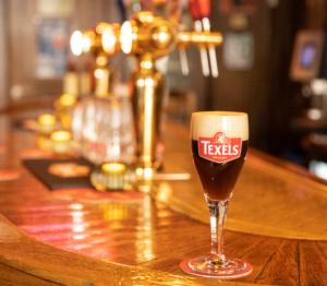 Texels Ruuge Monnik glas op de bar in de brouwerij op Texel