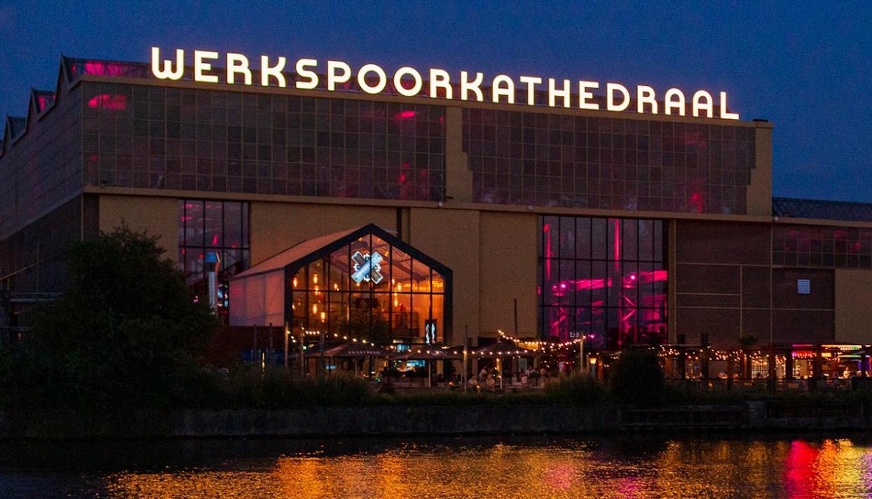Werkspoorkathedraal in Utrecht in de avond