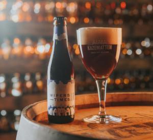 Wipers Times Dubbel flesje en glas in een bar