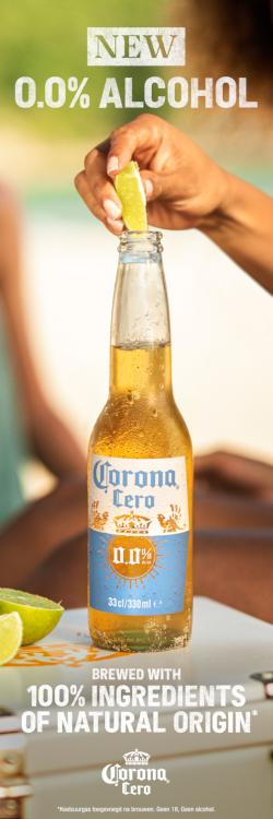 Corona Cero 0.0 flesje waar een limoentje in de hals wordt gestopt