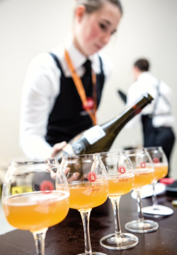 Bier schenken tijdens Brussels Beer Challenge