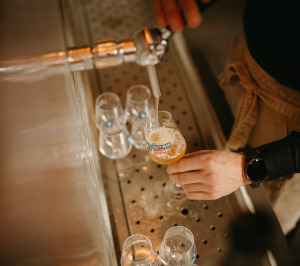 Bier tappen tijdens dutch craft beer conference