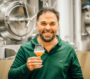 Brand brouwer Nils Reichhardt met Pinkpop bier