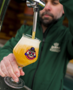 Brand meesterbrouwer tapt Paaspop Blond