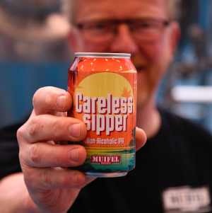 Brouwer Martin van Muifelbrouwerij toont blikje Careless Sipper