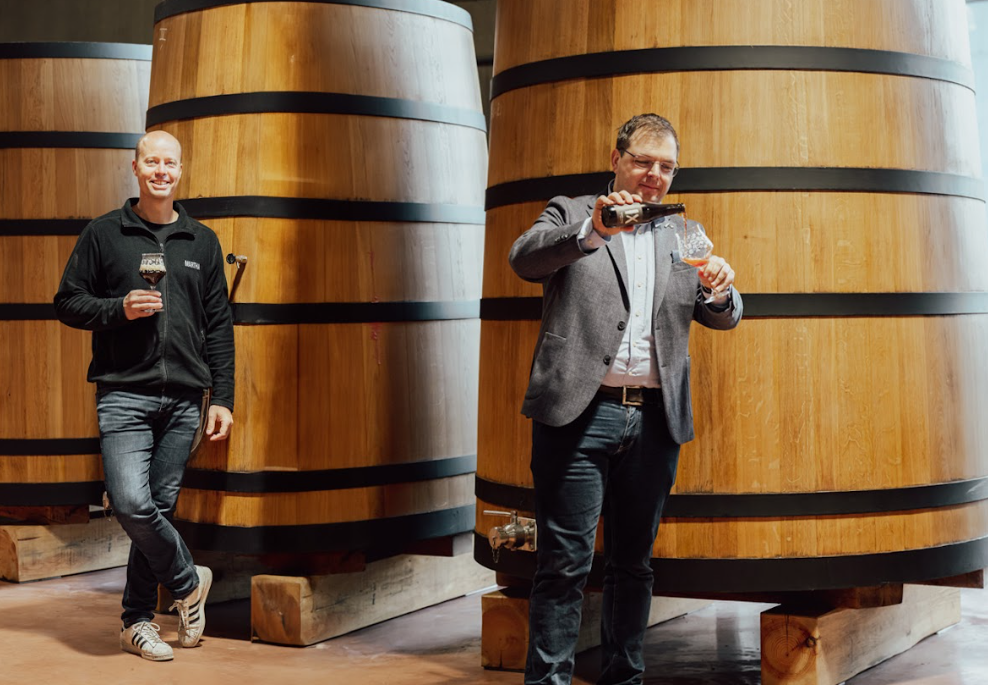 Brouwers Dieter en Bjorn bij de foeders