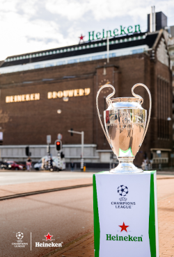 Champions League Trofee aan de Stadhouderskade in Amsterdam