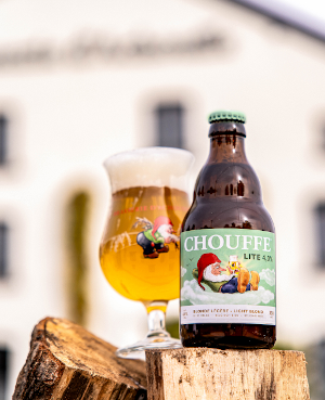 Chouffe Lite op een houtblok