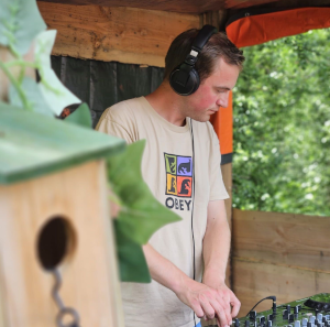 DJ achter een vogelhuisje