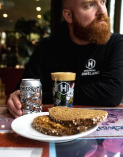 Donderbus bier drinken met broodje pindakaas