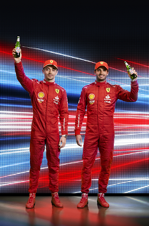 Formule 1 coureurs van Ferrari met flesje Peroni Nastro Azzurro 0.0%