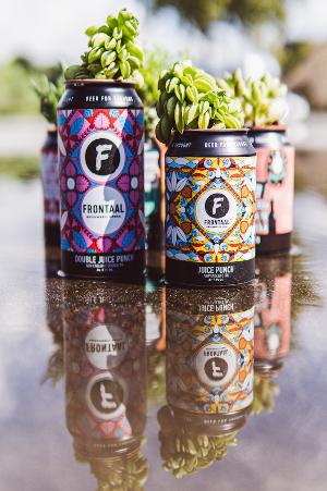 Blikjes van Frontaal bier met plantjes erin