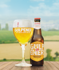 Gulpener Blond Vlierbloesem flesje en glas in limburgse heuvels