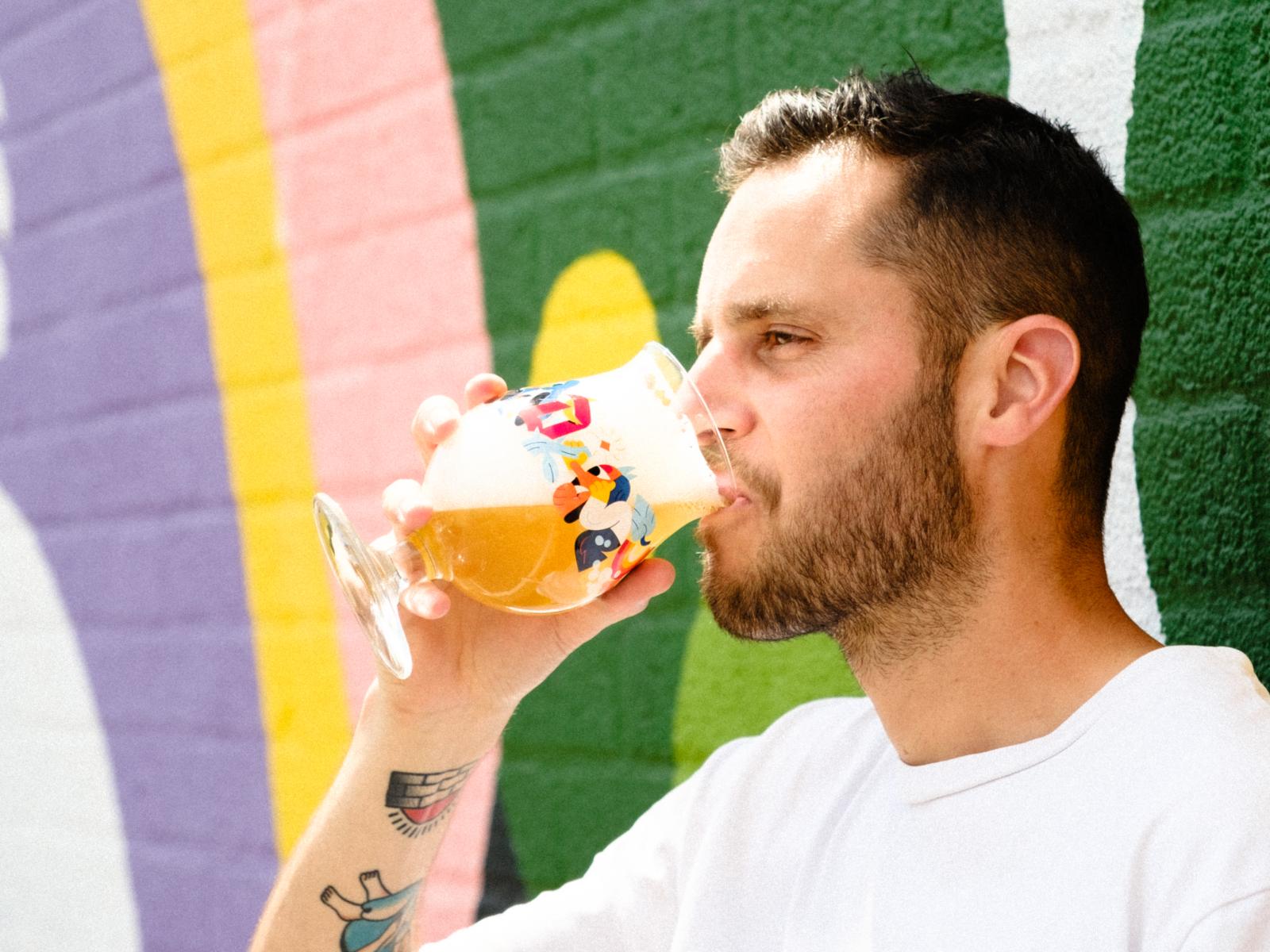 Hedof drinkt duvel uit zijn eigen designer glas