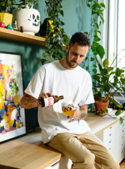 Hedof schenkt duvel in zijn eigen designer glas