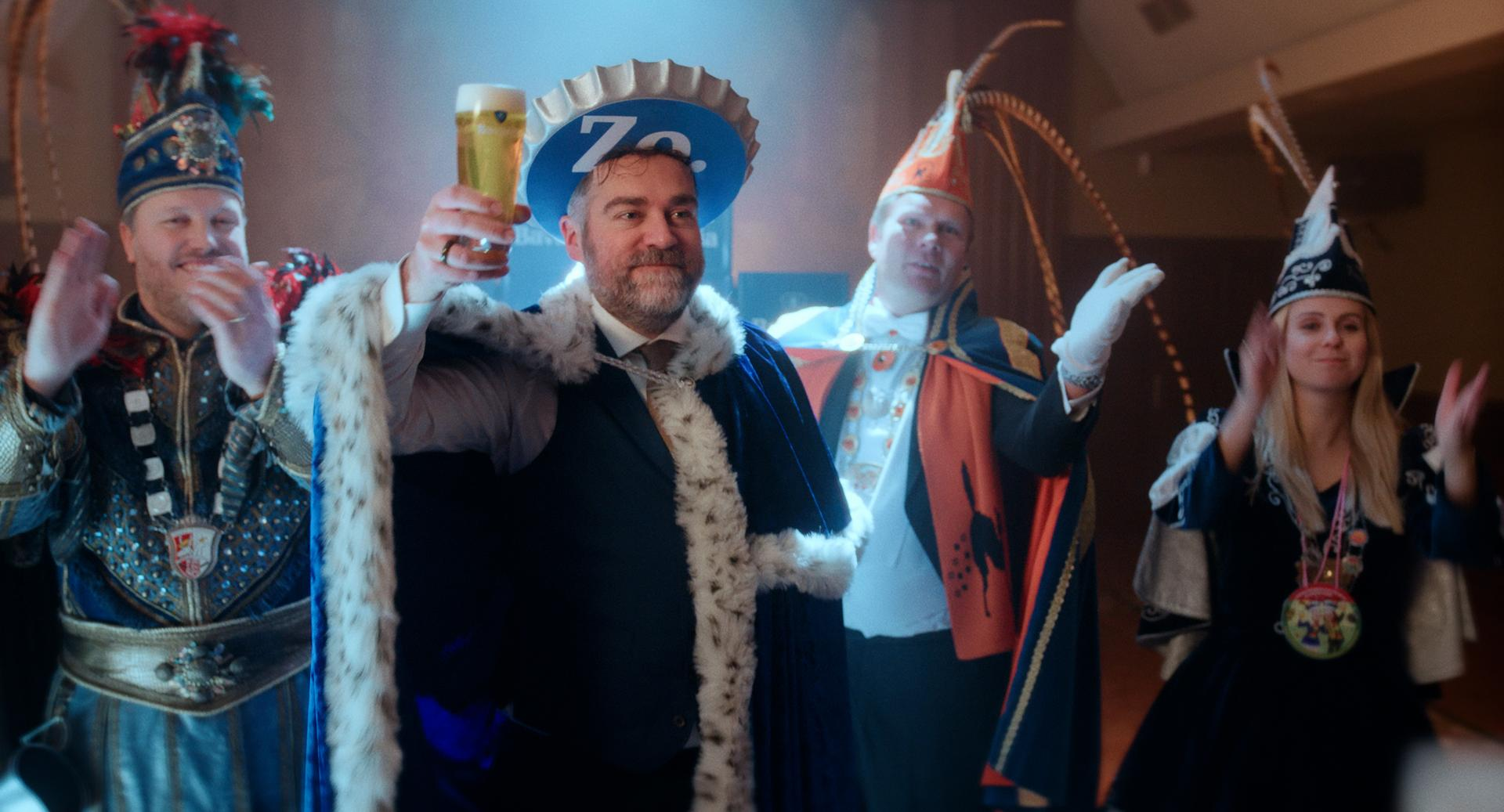 Klaas Dijkhoff, kroonprins carnaval, met Bavaria in de hand