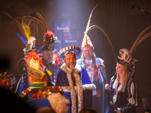 Kroonprins Klaas Dijkhoff tussen andere prinsen carnaval
