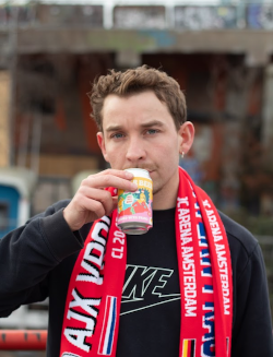 Man met Ajax sjaal drinkt Queer Beer