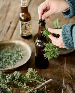 Naalden van kerstboom gebruiken voor bier
