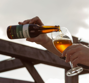 Naeckte Brouwers bier inschenken