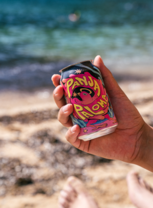 Panja Paloma biercocktail in de hand op het strand