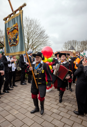Parade bij Alfa Brouwerij tijdens carnaval 2025