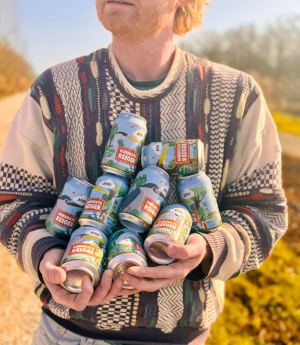 Ralph van Bemmel met blikjes Robuuste Reiger bier