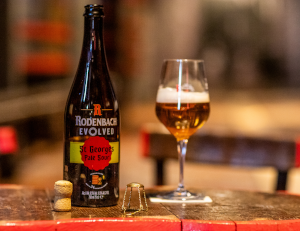 Rodenbach Evolved St Georges bier fles en glas ernaast