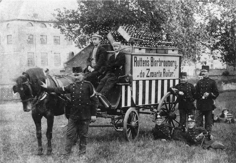 Paard en wagen Zwarte Ruiter in 1900 met militairen 