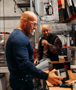 Sportieve mannen zijn blij met bier met proteine