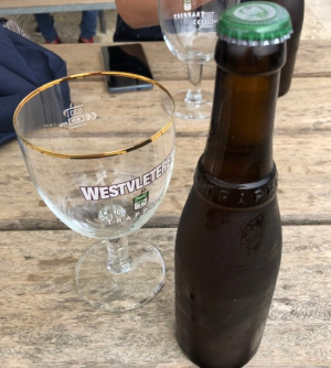 Westvleteren Blond: flesje zonder etiket en glas