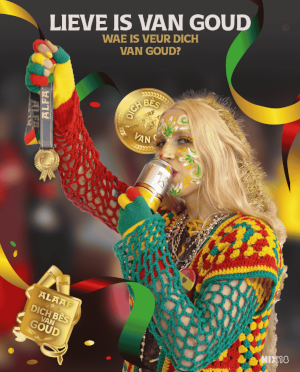 Meisje met carnavalskostuum, een blikje Alfa en een medaille in de hand.