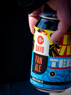DAVO Fan Ale bier blikje in de hand