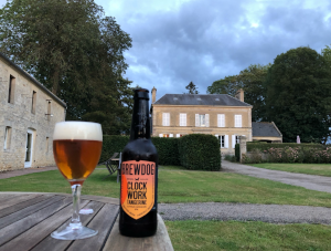 Flesje brewdog bier bij een frans chateau