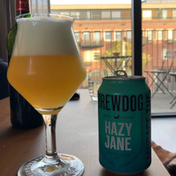 Hazy Jane blikje uitgeschonken in een bierglas